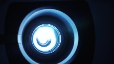 Sunum video projektörü, yakın plan. Projektör bir filmden resimler yansıtıyor