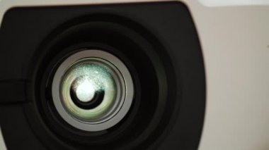 LCD video projektör lambasının ön yakın görüntüsü açılıyor