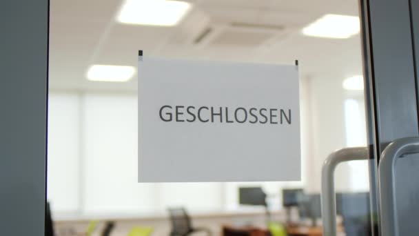 Glücklicher kaukasischer Mann in Maske, der Büro oder Geschäft wiedereröffnet. Sicherheitsmaßnahmen am öffentlichen Arbeitsplatz nach der Quarantäne-Pause nach COVID-19. — Stockvideo