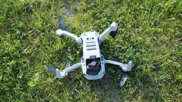 DJI mini2 drone caiu. Drone de colisão no dia de verão. 09.12.2021 - Rússia, Orel — Vídeo de Stock