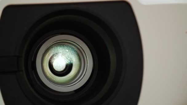 LCD video projektör lambasının ön yakın görüntüsü açılıyor — Stok video