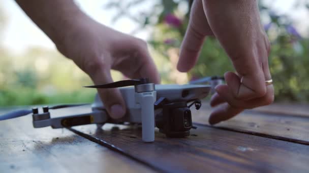 Cámara gimbal rota después de estrellarse en un tablero de madera viejo. De cerca. Jardín. Día de verano. — Vídeo de stock