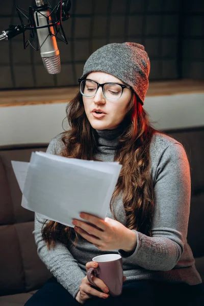 Radyo Programından Önce Hazırlanan Bir Kadın Stüdyo Kaydı Profesyonel Kayıt — Stok fotoğraf