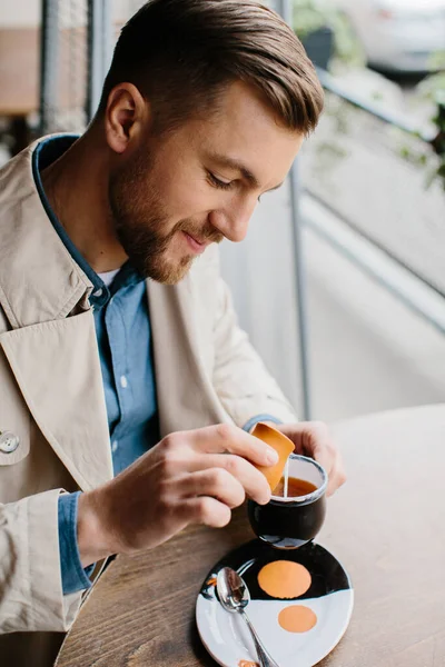 Νεαρός Πίνει Καφέ Υπαίθριο Καφέ — Φωτογραφία Αρχείου