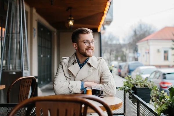 Genç Adam Açık Bir Kafede Kahve Içiyor — Stok fotoğraf
