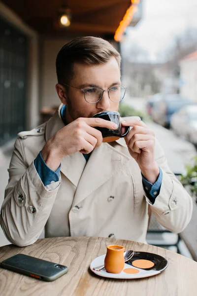 Ung Man Dricker Kaffe Ett Uteservering — Stockfoto