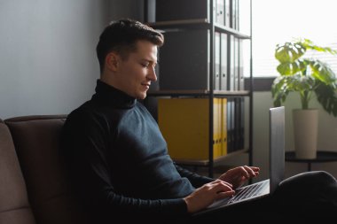 Dizüstü bilgisayarda çalışan adam Ağ Bağlantısı