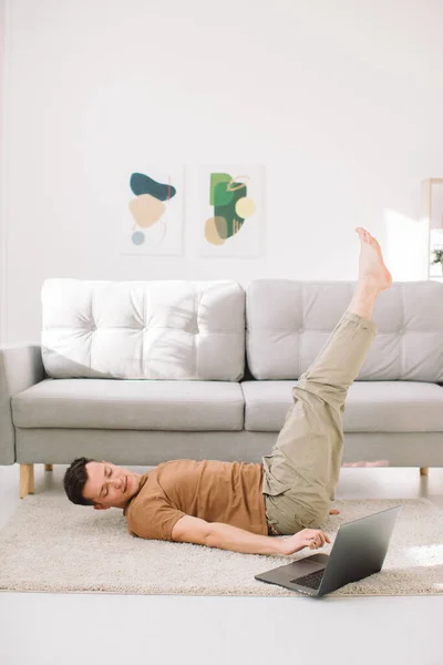 Hombre Haciendo Ejercicio Mientras Mira Tutorial Ordenador Portátil Casa —  Fotos de Stock