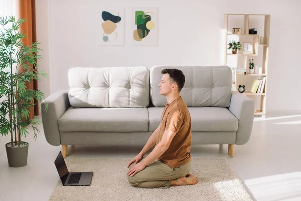 Hombre Haciendo Ejercicio Mientras Mira Tutorial Ordenador Portátil Casa —  Fotos de Stock