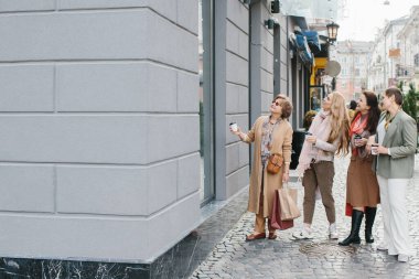 Yaşlı kadınlar, en iyi arkadaşlar şehrin sokaklarında dolaşırken eğleniyorlar..