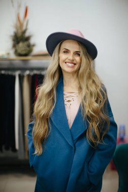 Yaşlı kadın mağazadan kıyafet seçiyor..