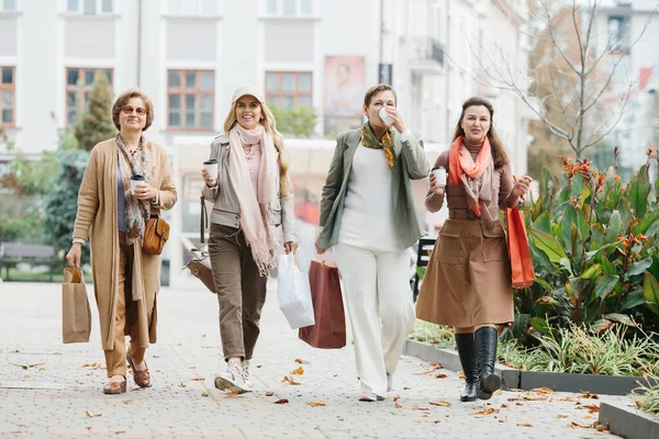 Grupp Leende Vuxna Kvinnor Som Håller Shoppingväskor Medan Går Genom — Stockfoto