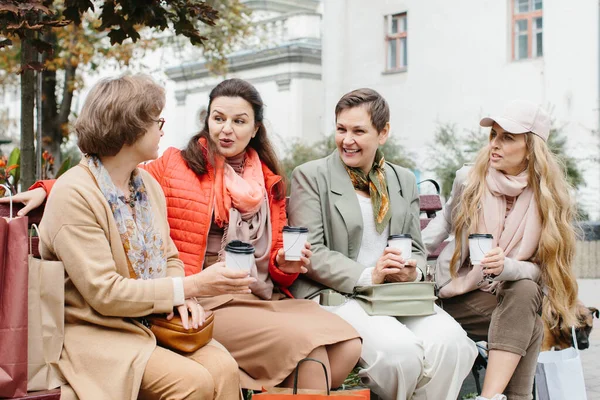 Ηλικιωμένες Φίλες Καφέ Κάθονται Έξω Στη Βεράντα Ξεκουράζονται — Φωτογραφία Αρχείου