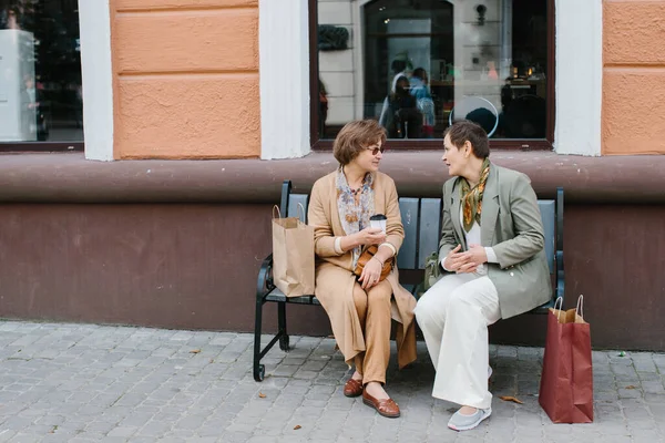 Starsze Kobiety Najlepsze Przyjaciółki Dobrze Się Bawią Rozmawiając Zakupach Siedząc — Zdjęcie stockowe