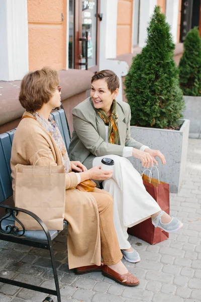 Ηλικιωμένες Καλύτερες Φίλες Που Διασκεδάζουν Συζητώντας Για Ψώνια Καθισμένες Ένα — Φωτογραφία Αρχείου