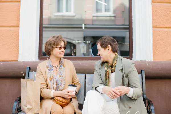 Senior Ženy Nejlepší Přátelé Baví Diskutovat Nakupování Sedí Lavičce Ulici — Stock fotografie