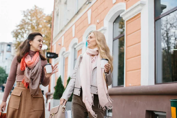 Senior Kvinnliga Flickvänner Diskuterar Shopping Medan Går Stadens Gator — Stockfoto