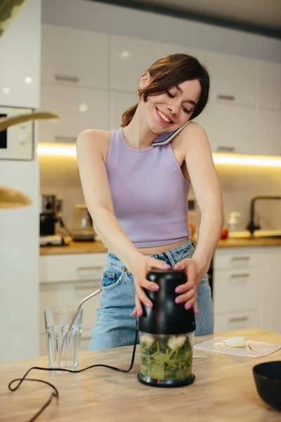 Sporty Young Woman Preparing Healthy Food Light Kitchen — Stock Photo, Image