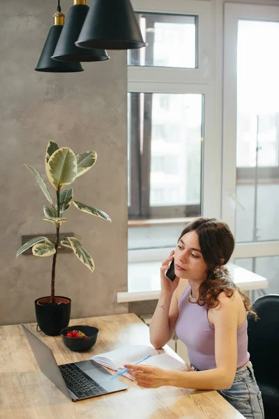 Girl Uses Laptop Remote Work Home Leisure While Sitting Kitchen — Stok fotoğraf