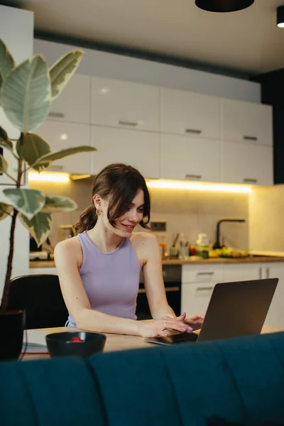 Girl Uses Laptop Remote Work Home Leisure While Sitting Kitchen — 스톡 사진