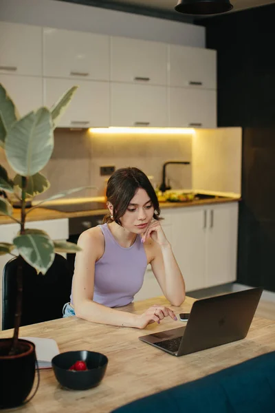 Girl Uses Laptop Remote Work Home Leisure While Sitting Kitchen — Fotografia de Stock