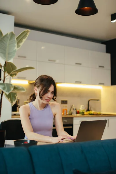 Girl Uses Laptop Remote Work Home Leisure While Sitting Kitchen — Fotografia de Stock