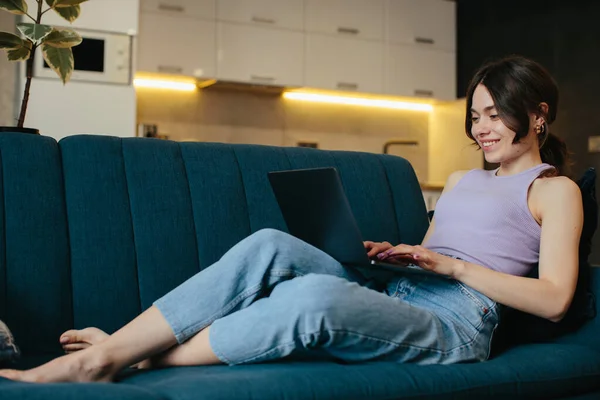 Girl Uses Laptop Remote Work Home Leisure While Sitting Kitchen — Stockfoto