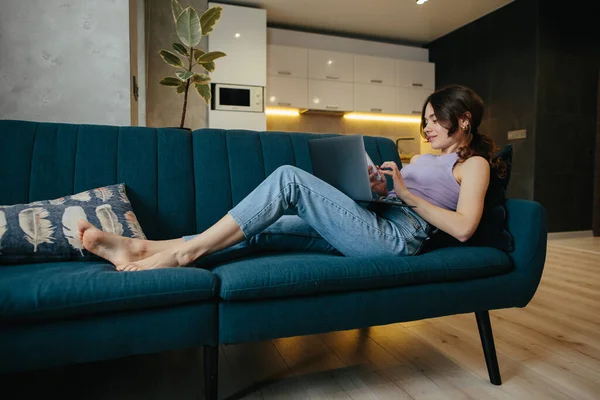 Girl Uses Laptop Remote Work Home Leisure While Sitting Kitchen — Stockfoto