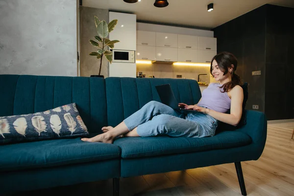 Girl Uses Laptop Remote Work Home Leisure While Sitting Kitchen — Stockfoto