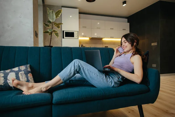 Girl Uses Laptop Remote Work Home Leisure While Sitting Kitchen — Stock Photo, Image