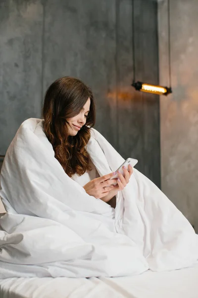 Pretty Girl Dark Hair Having Relaxation Holding Mobile Phone Sitting — Fotografia de Stock