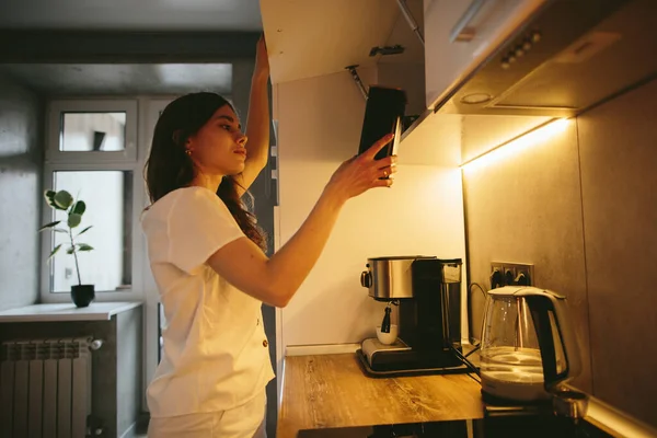 Mujer Joven Haciendo Café Mañana Cocina —  Fotos de Stock