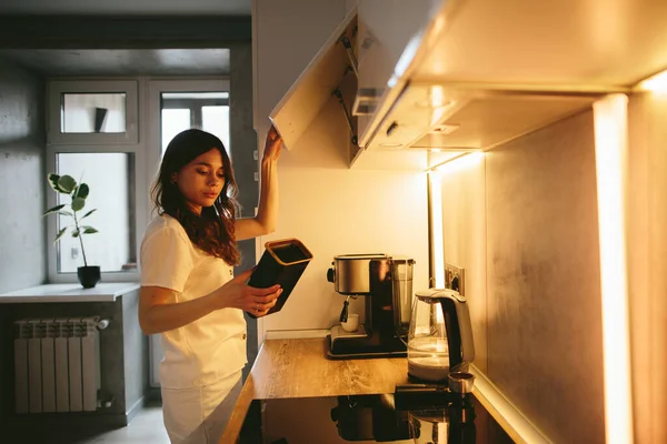 Mujer Joven Haciendo Café Mañana Cocina —  Fotos de Stock