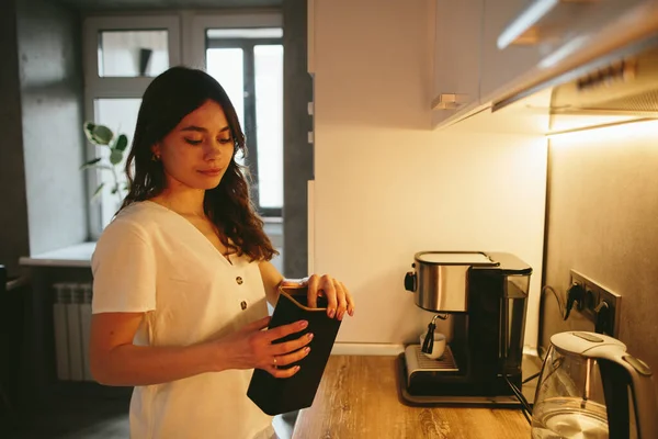 Young Woman Making Morning Coffee Kitchen — Foto Stock