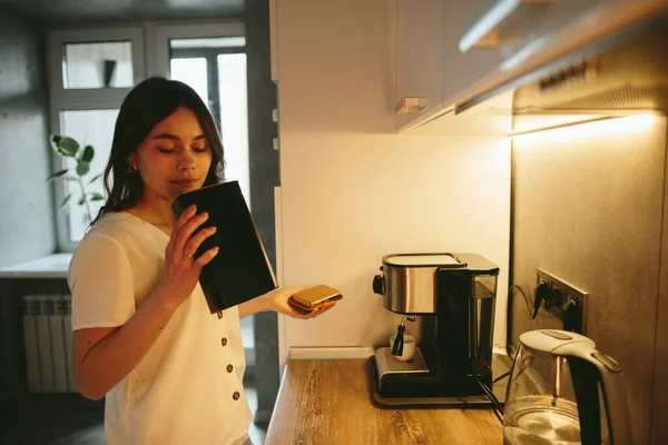 Young Woman Making Morning Coffee Kitchen — ストック写真