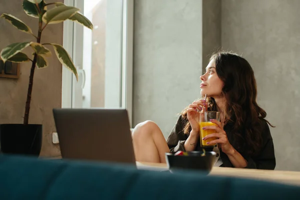 Portrait Beautiful Young Woman Working Laptop While Breakfast Strawberries Drinking — 图库照片