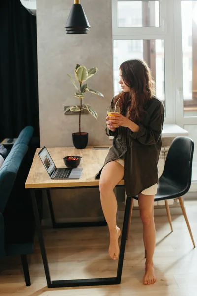 Portrait Beautiful Young Woman Working Laptop While Breakfast Strawberries Drinking — Stockfoto