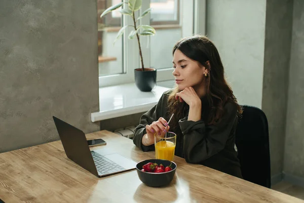 Portrait Beautiful Young Woman Working Laptop While Breakfast Strawberries Drinking — 图库照片