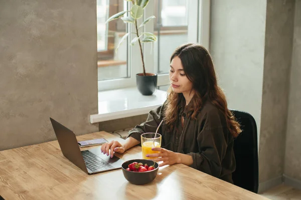 Portrait Beautiful Young Woman Working Laptop While Breakfast Strawberries Drinking — 图库照片