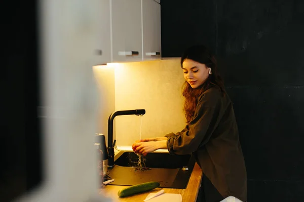 Young Woman Chopping Vegetables Kitchen Stock Photo — Stockfoto