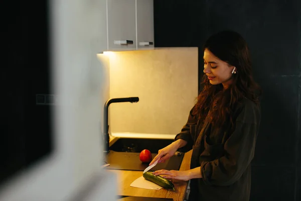 Young Woman Chopping Vegetables Kitchen Stock Photo — стоковое фото