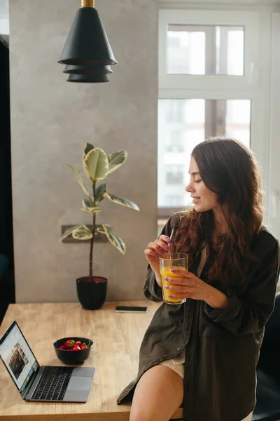 Portrait Beautiful Young Woman Working Laptop While Breakfast Strawberries Drinking — 图库照片