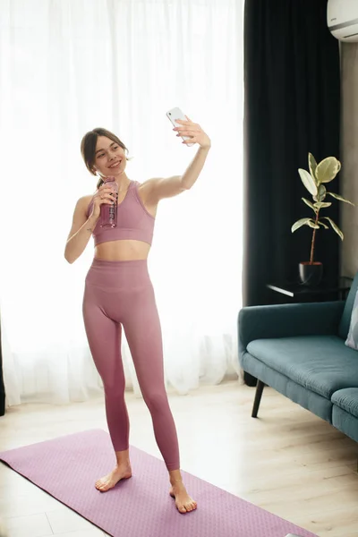 Young Athlete Happily Takes Selfie Fitness Class Home Living Room — Stock fotografie
