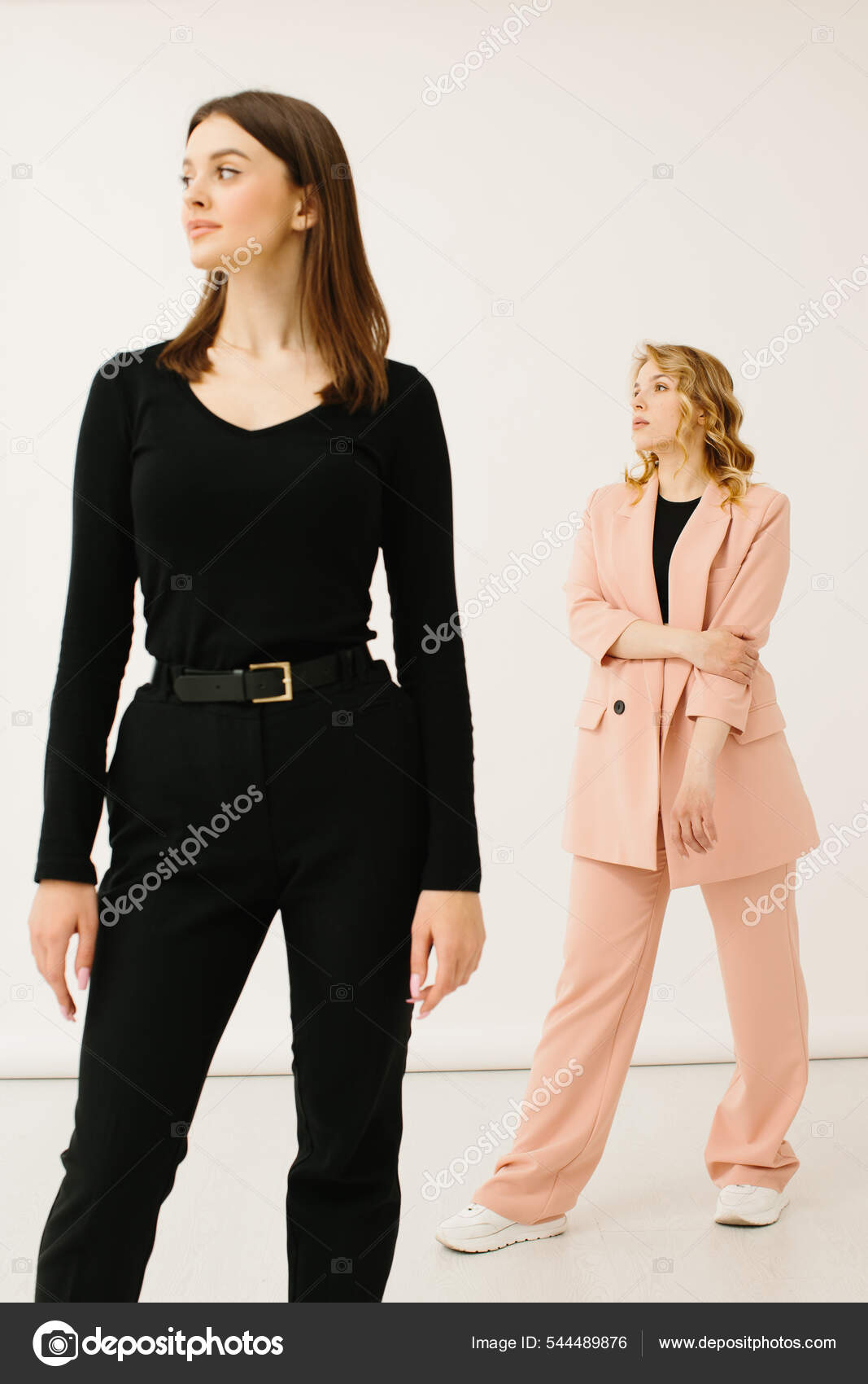 Mujeres Jóvenes Con Estilo Trajes Pastel Pie Juntos Concepto Moda:  fotografía de stock © Amvorsuf #544489876