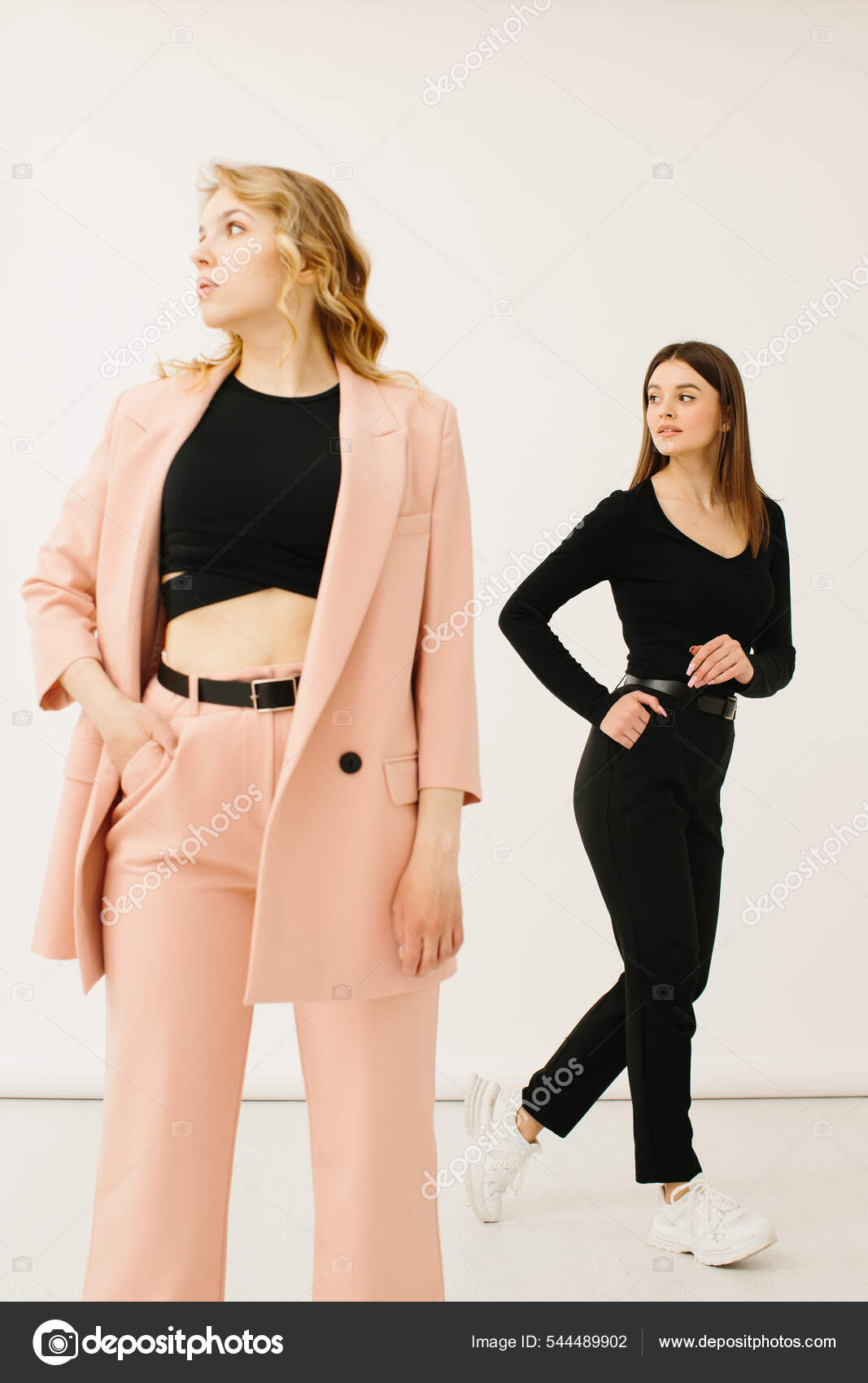 Mujeres Jóvenes Con Estilo Trajes Pastel Pie Juntos Concepto Moda