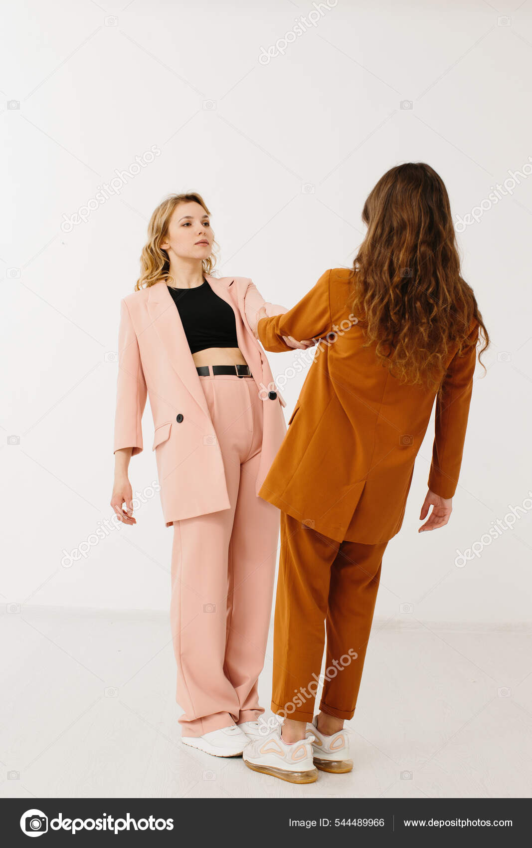 Mujeres Jóvenes Con Estilo Trajes Pastel Pie Juntos Concepto Moda:  fotografía de stock © Amvorsuf #544489966
