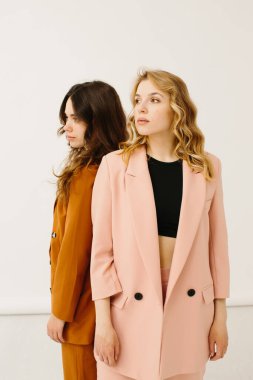 Pastel kıyafetler içinde şık genç kadınlar bir arada, moda konsepti - stok fotoğrafı