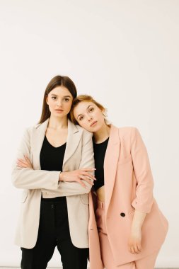 Pastel kıyafetler içinde şık genç kadınlar bir arada, moda konsepti - stok fotoğrafı