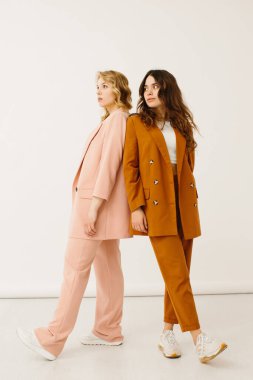 Pastel kıyafetler içinde şık genç kadınlar bir arada, moda konsepti - stok fotoğrafı
