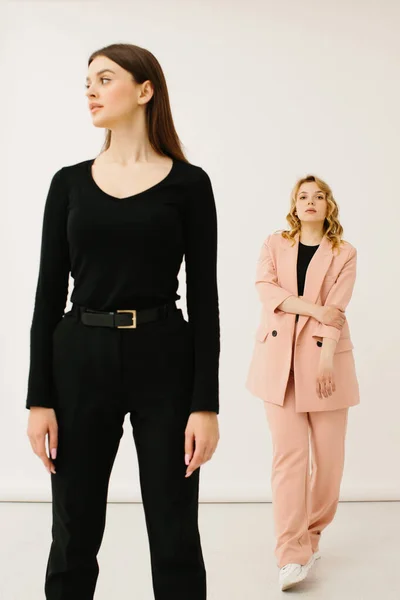 パステル調の衣装を着たスタイリッシュな若い女性が一緒に立っている ファッションコンセプト 株式写真 — ストック写真